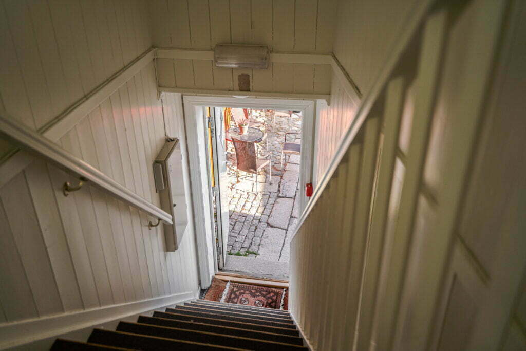 Bildet viser trapp ned til bakgården i Holbergsuiten