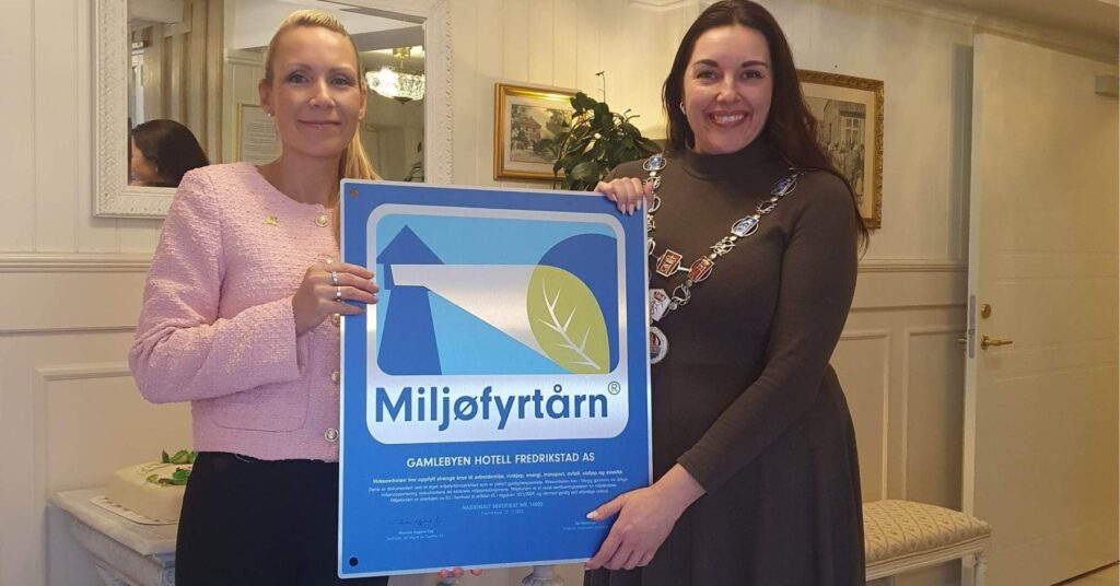 Et bilde av hotelldirektør på Gamlebyen hotell og Ordfører i Fredrikstad som viser at Gamlebyen hotell er miljøfyrtårn