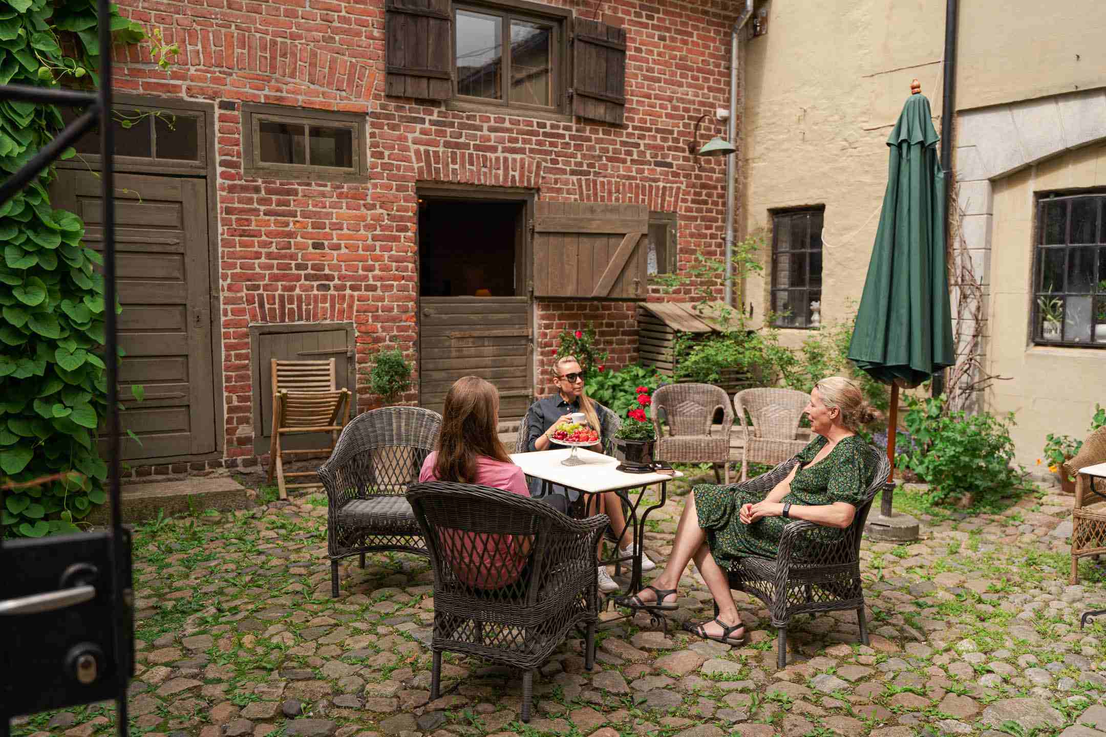 Venninner koser seg i hagen til Ridderstallen